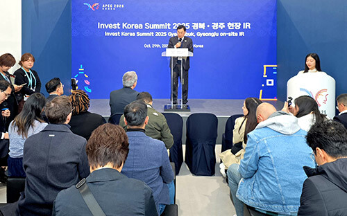 주낙영 시장이 경주 엑스포대공원 APEC 경제전시관에서 해외 투자자들에게 프리젠테이션을 하고 있다. 사진=경주시 제공