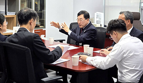 주낙영 시장이 국회를 방문해 APEC 정상회의 이후 지역 균형발전과 문화·산업 기반시설 확충을 위한 핵심 현안 사업의 국비 지원을 요청하고 있다. 사진=경주시 제공