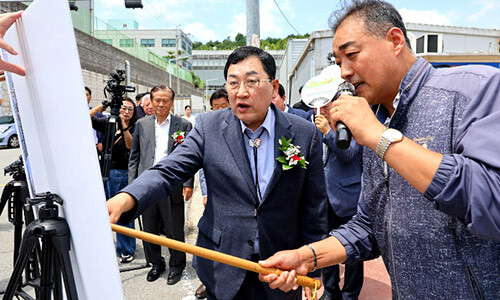 주낙영 시장이 외동산업단지 복합문화센터 착공식에서 공사 예정 부지에 대한 설명을 듣고 있다. 사진=경주시 제공