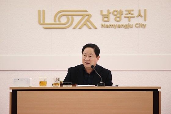 남양주시가 ‘남양주형 자족도시’ 완성을 위한 2026년 주요업무계획 보고회를 개최한 가운데, 주광덕 남양주시장이 업무계획 보고를 주재하며 시정 방향을 설명하고 있다. 사진=남양주시 제공