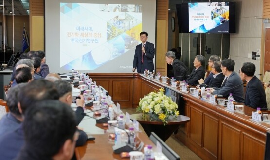 경남 창원산단 대표 기업인 및 유관 기관장 간담회에서 KERI 김남균 원장이 연구원 소개를 하고 있다. 사진=한국전기연구원 제공