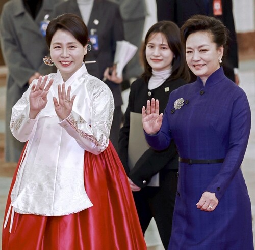 김혜경 여사가 “한중가요제가 2015년을 마지막으로 열리지 않고 있는데 문화 교류 프로그램이 지속됐으면 한다”고 밝히자 펑리위안 여사는 “좋은 제안”이라고 답했다. 사진=연합뉴스