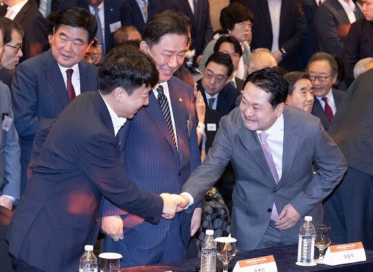 장동혁 국민의힘 대표(오른쪽)와 이준석 개혁신당 대표가 2025년 9월 17일 오전 서울 중구 롯데호텔에서 열린 중앙일보 창간60주년 기념식에서 인사를 하고 있다. 사진=중앙일보 제공