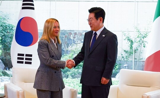 이재명 대통령과 조르자 멜로니 이탈리아 총리가 지난 2025년 9월 24일(현지시간) 미국 뉴욕 주유엔대한민국대표부에서 정상회담에 앞서 악수를 나누고 있다. 사진=연합뉴스