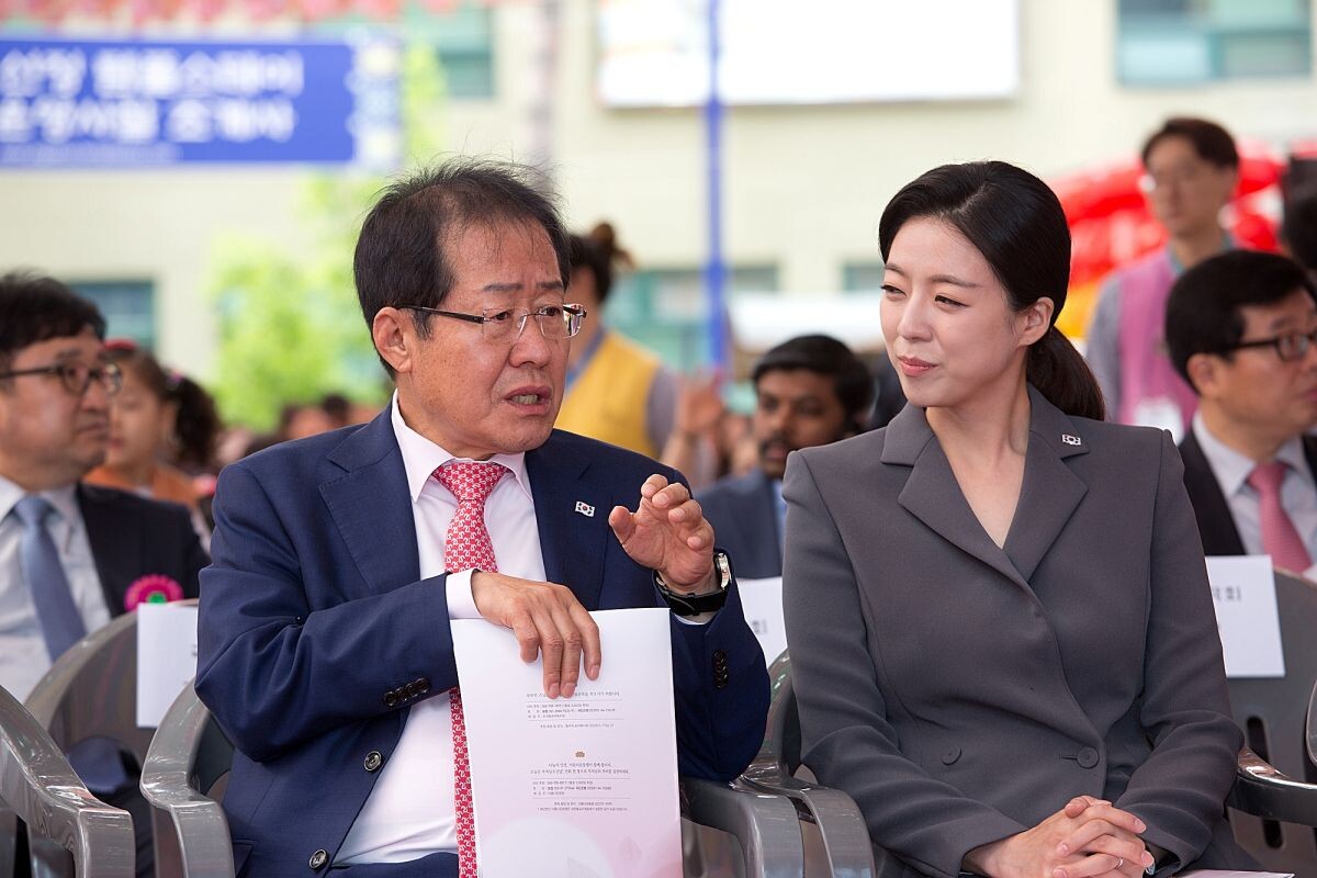 2018년 5월 22일 조계사에서 봉행된 봉축법요식에 당시 자유한국당 홍준표 대표와 송파을 배현진 후보가 참석했다. 사진=이종현 기자
