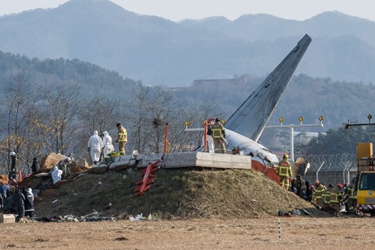 2025년 1월 2일 전남 무안군 무안국제공항 제주항공 참사 현장에서 합동조사단 관계자들이 방위각 시설(로컬라이저)을 조사하고 있다. 사진=최준필 기자