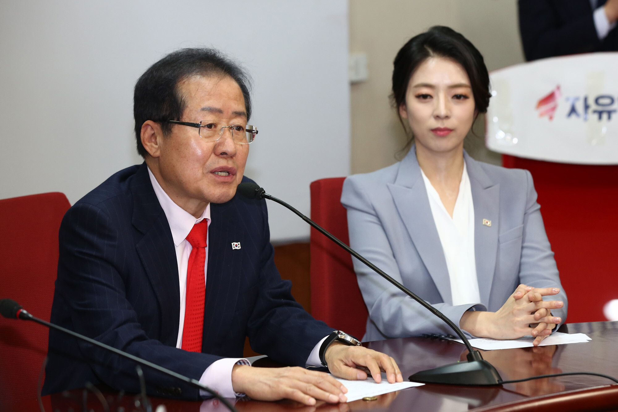 2018년 3월 자유한국당 영입인사 환영식 당시 홍준표 전 대구시장과 배현진 국민의힘 의원. 사진=박은숙 기자