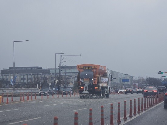 수원시 제설 차량이 10일 도로결빙에 대비해 제설제를 살포하고 있다. 사진=수원특례시 제공