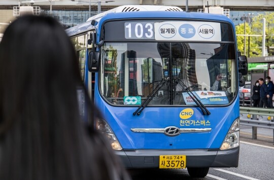 서울 시내버스 노조가 1월 13일 파업에 나서겠다고 예고한 가운데, 노사가 12일 막판 협상을 벌인다. 서울역 앞 버스환승센터의 한 버스 모습. 사진=최준필 기자