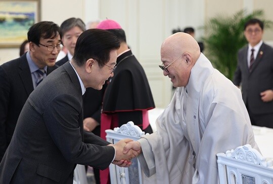이재명 대통령이 1월 12일 청와대에서 열린 종교지도자 초청 오찬간담회에서 한국종교지도자협의회 공동의장인 대한불교조계종 총무원장 진우스님과 인사하고 있다. 사진=연합뉴스