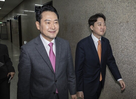 국민의힘 장동혁 대표(왼쪽)와 개혁신당 이준석 대표가 1월 13일 국회 국민의힘 당대표 회의실에서 만난 뒤 나란히 복도를 이동하고 있다. 사진=연합뉴스