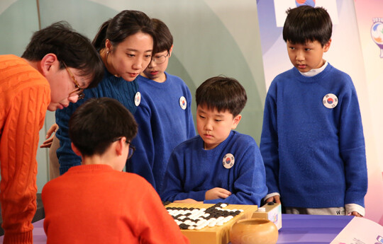 최종국 후 복기 장면. 유하준(오른쪽 대국자)이 안정적인 국면 운영으로 3연승, 한국의 우승을 확정지었다. 사진=K바둑 제공