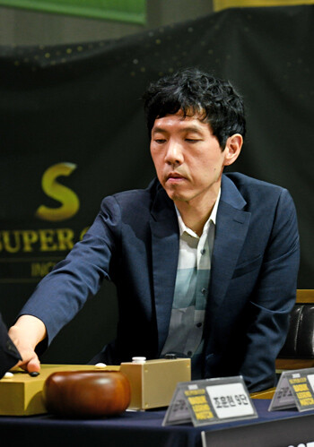 지난 2001년 바둑계 최초로 상금 ‘10억 원 시대’를 처음으로 열어젖힌 이창호 9단. 하지만 25년이 흐른 지금도 바둑 상금은 별로 달라진 게 없다. 사진=한국기원 제공