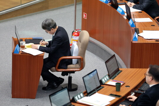 2025년 12월 26일 경기도의회 본회의에 참석한 김동연 지사. 사진=경기도