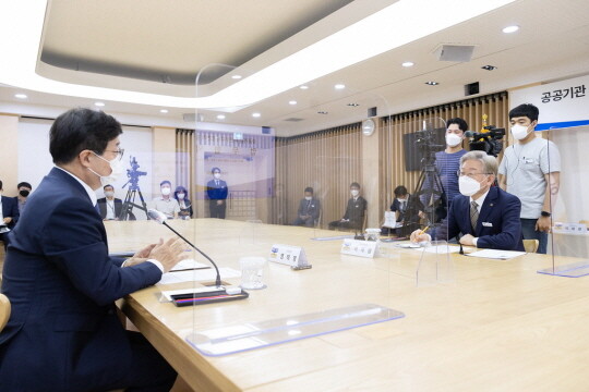 2021년 9월 이재명 경기도지사와 염태영 수원시장이 경기도청에서 공공기관 이전부지의 발전적 활용을 위한 업무협약식을 가졌다. 사진=경기도
