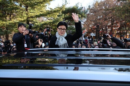 한동훈 국민의힘 전 대표가 2025년 12월 3일 서울 여의도 국회도서관 앞 쪽문에서 지지자들에게 인사하고 있다. 사진=박은숙 기자