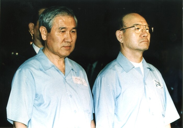 12·12 군사반란 재판에서 1심 재판부는 전두환 사형, 노태우 징역 22년 6월을 선고했지만 2심에서 각각 무기징역과 징역 17년으로 감형됐고 대법원에서 형이 확정됐다. 사진=사진공동취재팀