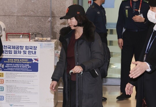 2022년 지방선거를 앞두고 강선우 무소속 의원에게 공천헌금 1억 원을 건넨 의혹을 받는 김경 서울시의원이 1월 11일 오후 인천국제공항에서 귀국하고 있다. 사진=박정훈 기자