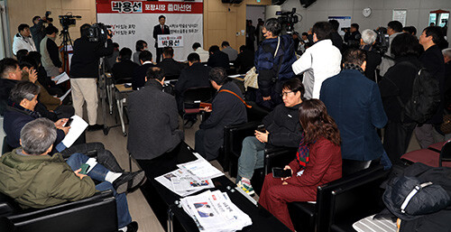 박용선 경북도의원이 14일 오전 포항시청 브리핑룸에서 가진 기자회견에서 오는 6월 3일 전국동시지방선거 포항시장 선거 출마를 공식 선언하고 있다. 사진=박용선 경북도의원 제공