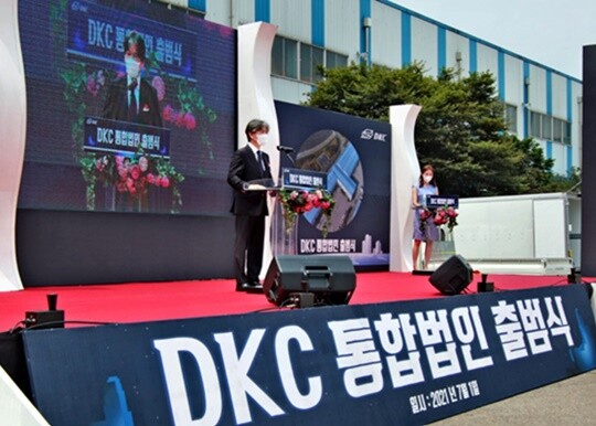 지난해 8월 민병란 씨는 서수민 회장이 최대주주로 있는 스테인리스 후판 후가공업체 DKC를 상대로 회계장부 등 열람등사 가처분 신청을 제기한 것으로도 확인됐다. 2022년 6월 DKC 화성공장에서 DKC 통합법인 출범 행사 개최 당시 서수민 DKC 사장이 기념사를 하고 있다. 사진=DKC 제공