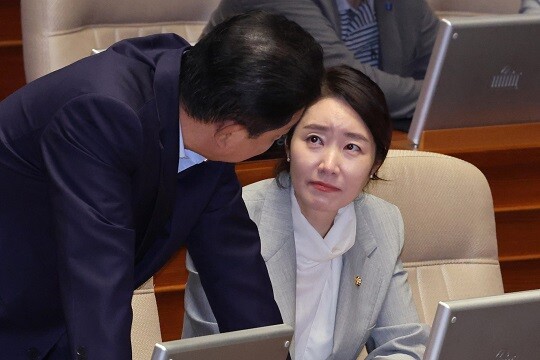 2025년 8월 24일 더불어민주당 김병기 의원과 강선우 의원이 국회 본회의장에서 대화를 나누고 있다. 사진=박은숙 기자