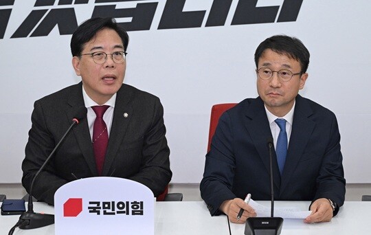 송언석 국민의힘 원내대표(왼쪽)가 1월 12일 국회에서 한병도 더불어민주당 신임 원내대표를 만나 인사말을 하고 있다. 사진=이종현 기자