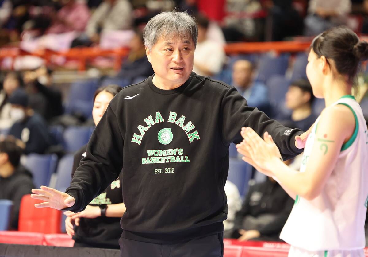 하나은행 변화의 중심에는 올 시즌을 앞두고 부임한 이상범 감독이 있다. 사진=연합뉴스