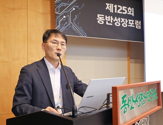 지난 1월 14일 열린 제125회 동반성장포럼에서 윤성관 한국은행 디지털화폐실장이 '화폐의 대전환: 디지털 화폐와 토큰 경제'를 주제로 강연하고 있다. 사진=임준선 기자