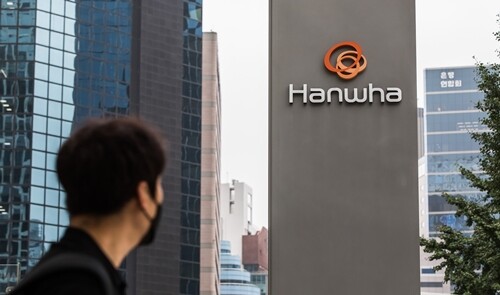 서울 중구 청계천로 한화그룹 본사 앞으로 한 시민이 걸어가고 있다. 사진=최준필 기자