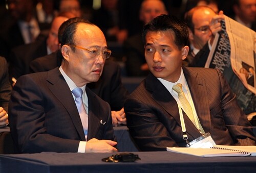 김승연 한화그룹 회장(왼쪽)과 그의 장남인 김동관 한화그룹 부회장. 사진=연합뉴스