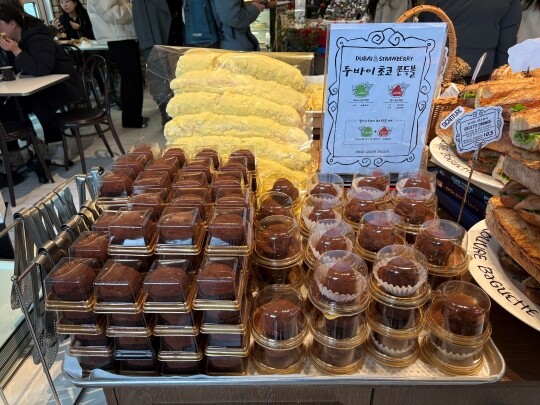 서울 광화문의 한 카페에서 두바이쫀득쿠키(두쫀쿠)를 판매 중인 모습. 사진=연합뉴스