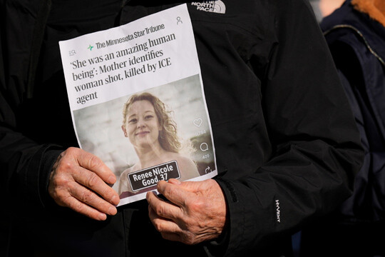 1월 11일 테네시주 내슈빌에서 열린 이민 단속 중단 요구 시위에서 시위 참가자가 ICE 요원이 쏜 총에 맞아 숨진 르네 니콜 굿의 사진을 들고 있다. 사진=AP/연합뉴스