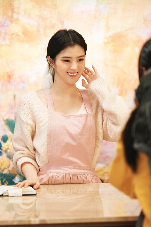 한소희가 맡은 ‘미선’은 꽃집을 인수해 남들처럼 ‘낮에 일하는’ 일상을 바라는 인물이다. 그 꿈을 위해 밤마다 ‘텐프로’로 불리는 술집에서 일하면서 악착같이 돈을 번다. 사진=영화 ‘프로젝트 Y’ 홍보 스틸컷