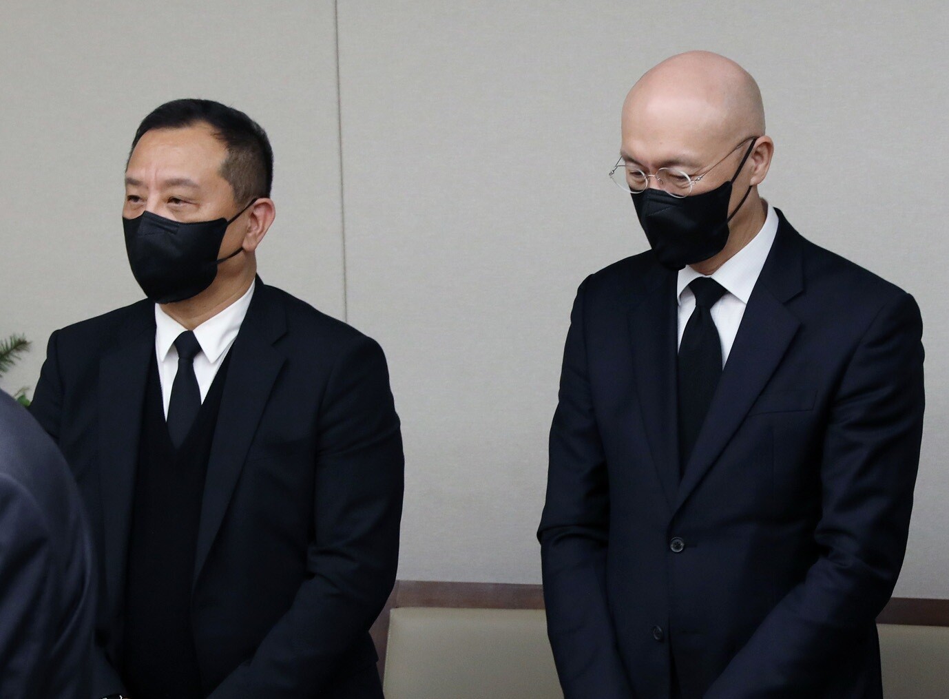 2021년 11월 25일 전직 대통령 전두환 씨 빈소에서 조문객을 맞는 장남 재국 씨와 차남 재용 씨. 사진=-최준필 기자