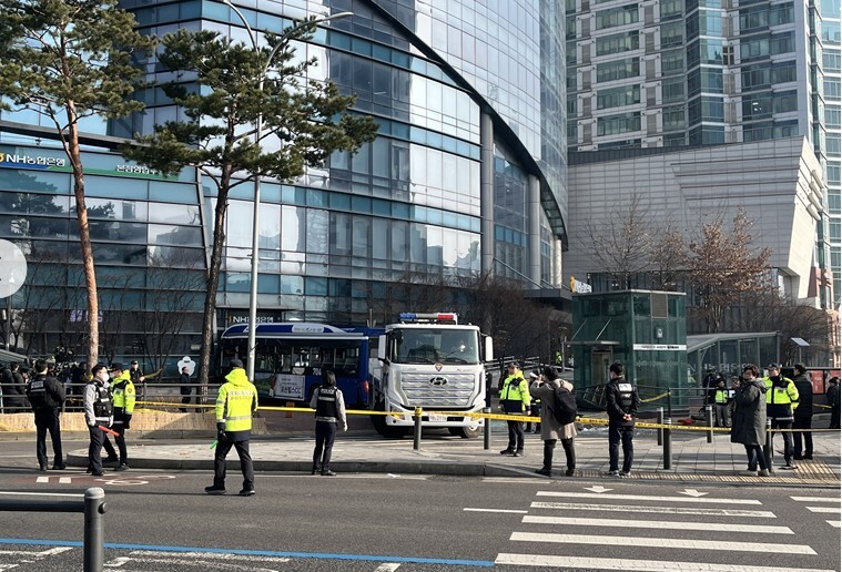 1월 16일 오후 서울 서대문역사거리에서 버스가 승용차와 부딪힌 뒤 인도로 돌진하는 사고가 발생했다. 사진=한승구 기자