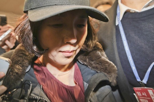 2022년 지방선거를 앞두고 강선우 무소속 의원에게 '공천헌금' 1억원을 건넨 의혹을 받는 김경 서울시의원이 1월 11일 오후 인천국제공항에서 귀국하고 있다. 사진=박정훈 기자