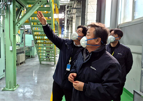 이동채 에코프로 창업주(가운데)가 충북 청주시 에코프로비엠 연구동을 방문해 관계자들과 이야기를 나누고 있다. 사진=에코프로 제공