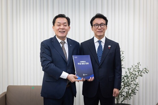 이재준 수원특례시장이 16일 김민석 국무총리에게 지역 주요 현안을 건의하고 있다. 사진=수원특례시 제공