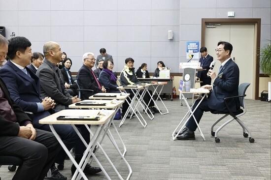 정명근 화성특례시장이 2026년도 신년인사회에서 주민들과 소통하고 있다. 사진=화성특례시 제공