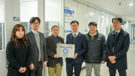 KERI 김남균 원장(왼쪽 네 번째)이 안전관리 최우수 연구실에 선정된 절연재료화학실험실 구성원들과 기념촬영을 갖는 모습. 사진=한국전기연구원 제공