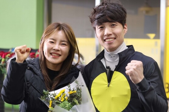 김혜선 조교사(왼쪽)가 첫 승을 달성한 후, 기승한 박재이 기수(오른쪽)와 함께 기념 촬영을 하고 있다. 사진=렛츠런파크 부산경남 제공