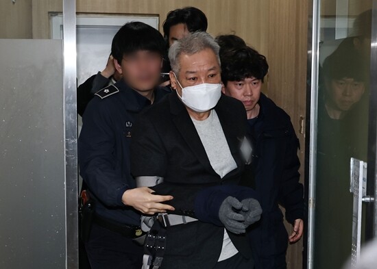 건진법사 전성배씨가 1월 19일 서울 서초구 안권섭 상설특별검사 사무실에 참고인 신분으로 출석하고 있다. 사진 = 연합뉴스