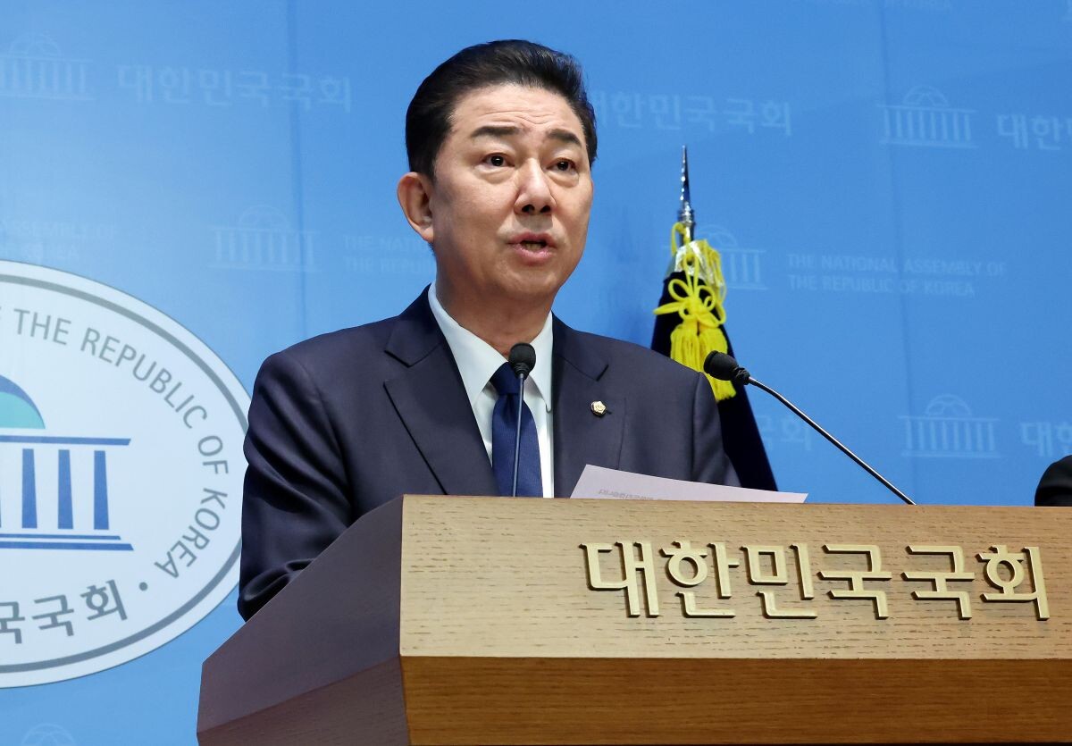 김병기 의원이 19일 국회 소통관에서 당 윤리심판원의 제명 결정과 관련한 입장을 밝히고 있다. 사진=연합뉴스