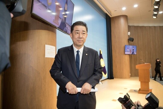 1월 19일 오전 서울 여의도 국회 소통관에서 더불어민주당 전 원내대표인 김병기 의원이 기자회견을 하며 최고위원회의에서 제명 의결을 해 줄 것을 요구하고 있다. 사진=이종현 기자