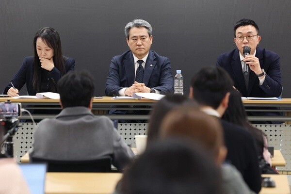 윤석열 전 대통령이 체포 방해 사건 1심에서 징역 5년을 선고받은 것과 관련해 윤 전 대통령 변호인단인 유정화(왼쪽부터)·송진호·최지우 변호사가 1월 19일 서울 서초구 라이프비즈니스센터에서 기자회견을 하고 있다. 사진 = 연합뉴스