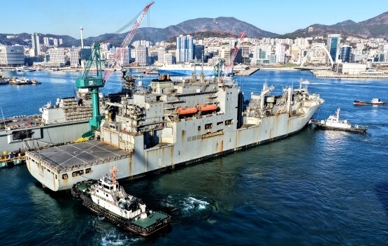 지난 12일 정비를 받기 위해 HJ중공업 영도조선소에 입항한 미 해군 군수지원함 아멜리아 에어하트호. 사진=HJ중공업 제공