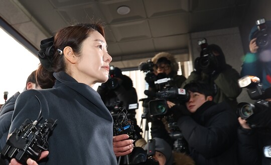 김경 서울시의원으로부터 공천헌금 1억 원을 받았다는 의혹을 받는 강선우 무소속 의원이 1월 20일 서울 마포구 서울경찰청 공공범죄수사대에 피의자로 출석하고 있다. 사진=연합뉴스