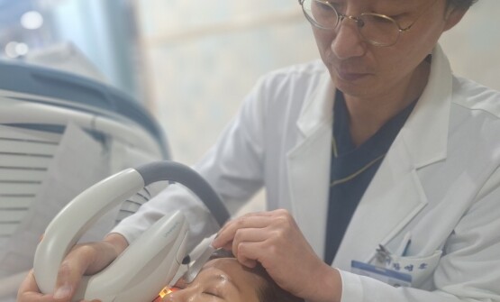 정근안과병원 장영준 원장의 시술 장면. 사진=정근안과병원 제공
