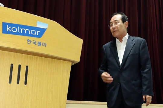 윤동한 회장이 윤상현 부회장을 상대로 제기한 주식반환청구 소송 결과가 윤상현 콜마홀딩스 부회장과 윤여원 콜마비앤에이치 대표 간 경영권 분쟁의 최종 변수다. 2019년 8월 윤동한 한국콜마 회장이 서울 서초구 내곡동 한국콜마 종합기술원에서 열린 기자회견에 입장하고 있다. 사진=연합뉴스