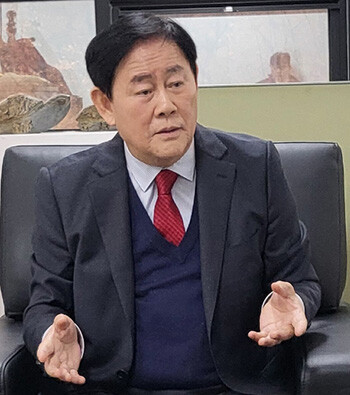 최경환 전 경제부총리가 '일요신문'과 인터뷰를 갖고 있다. 사진=최경환 전 경제부총리 사무소 제공